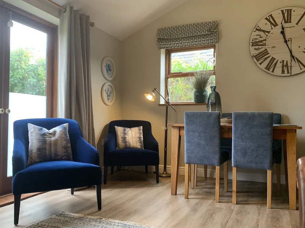 Vineyard Cottage Sleeps 4 with Garden