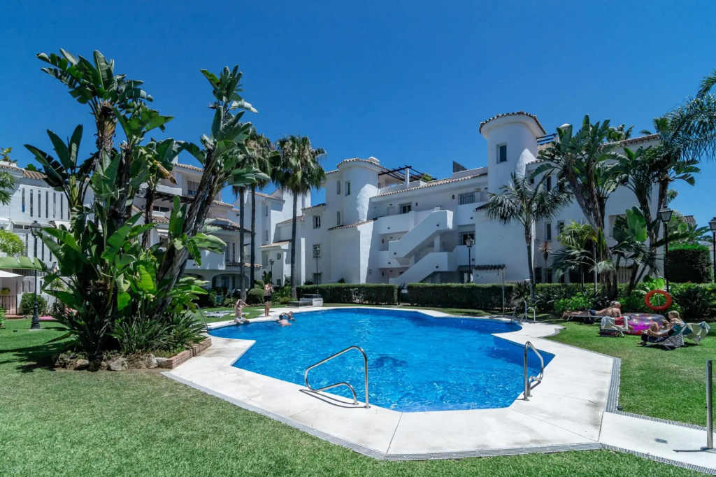 LNM17- Modern 1 bed flat, close to beach and port