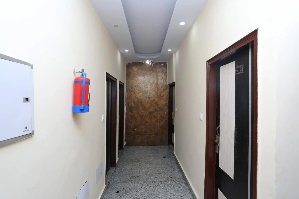 OYO 11407 Hotel Royal King