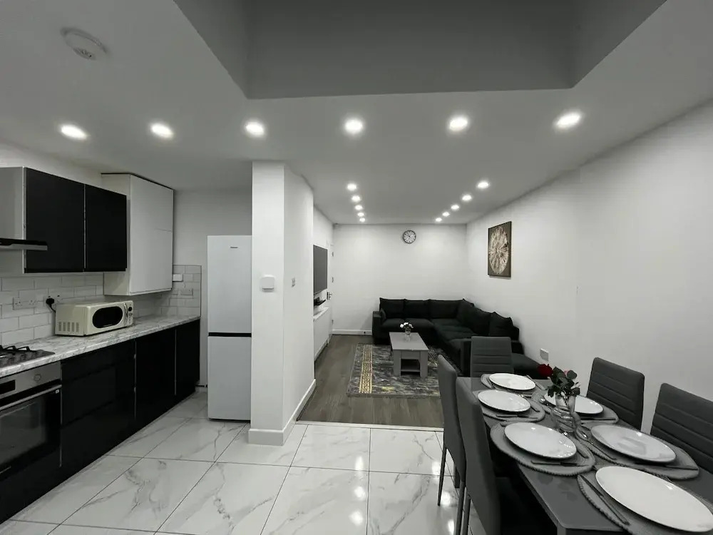 Spacious 4 Bed Home - Sleeps 7, Garden & Parking