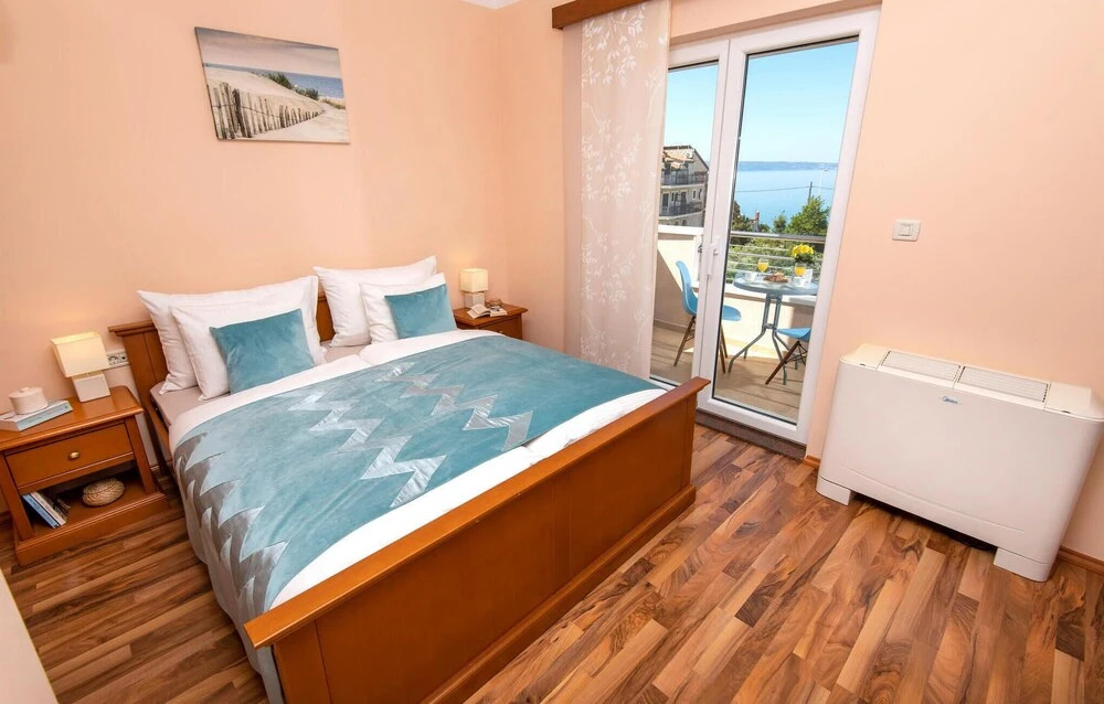 Beautiful Apartment in Podstrana With Wifi