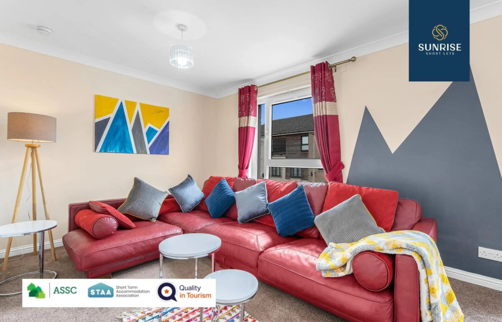 The Townhouse - 4 Rooms Large Beds with TV's, Poker Table, Fully Equipped, Easy Ring-Road Access