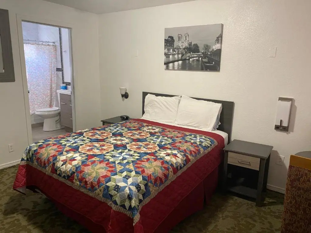 Chalet Motel - Affordable Stay in Central Bend
