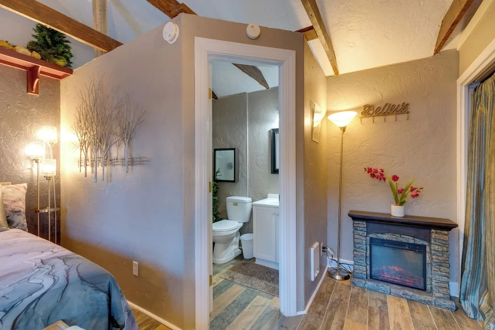 Rustic Log Cabin w/ Studio ~ 5 Mi to Pikes Peak