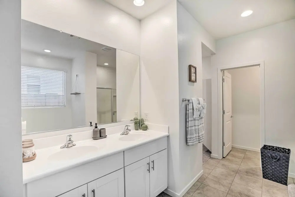 New-build Glendale Home w/ Hot Tub + Putting Green