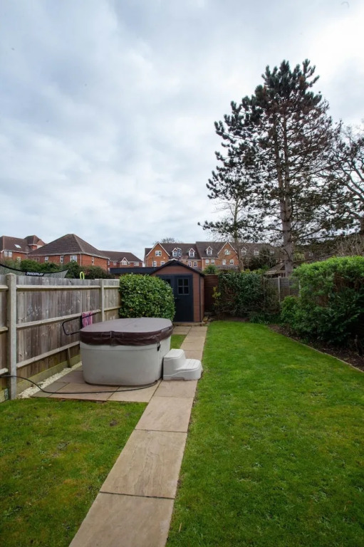 3bed House, Sleeps 7 - Hot Tub, Garden, Parking