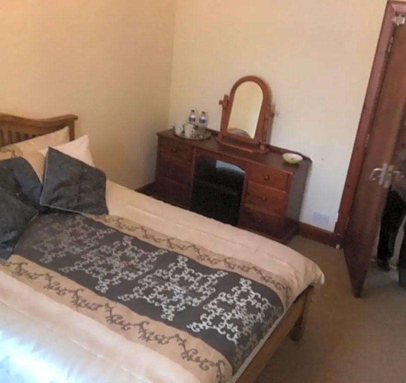 Prime location rooms in high street