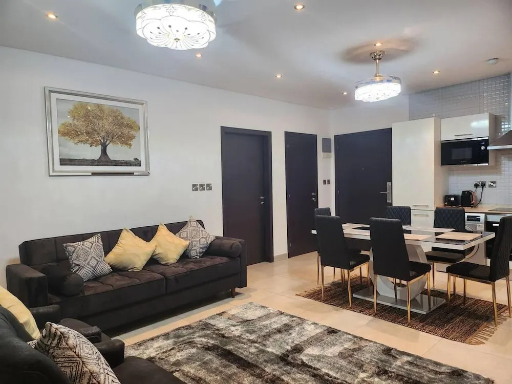 Luxurious & Comfy Gem-5 Star Location-pools, Gym!