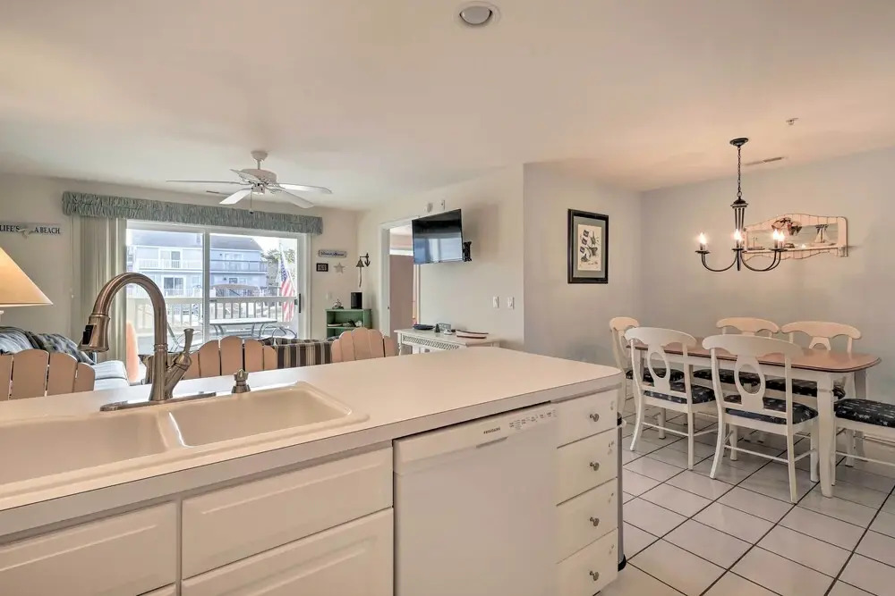 Canal Views & Community Pool: Ocean City Condo