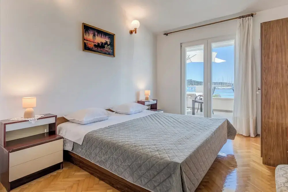 Seafront apt With Terrace, 4 Bedrooms and Mooring