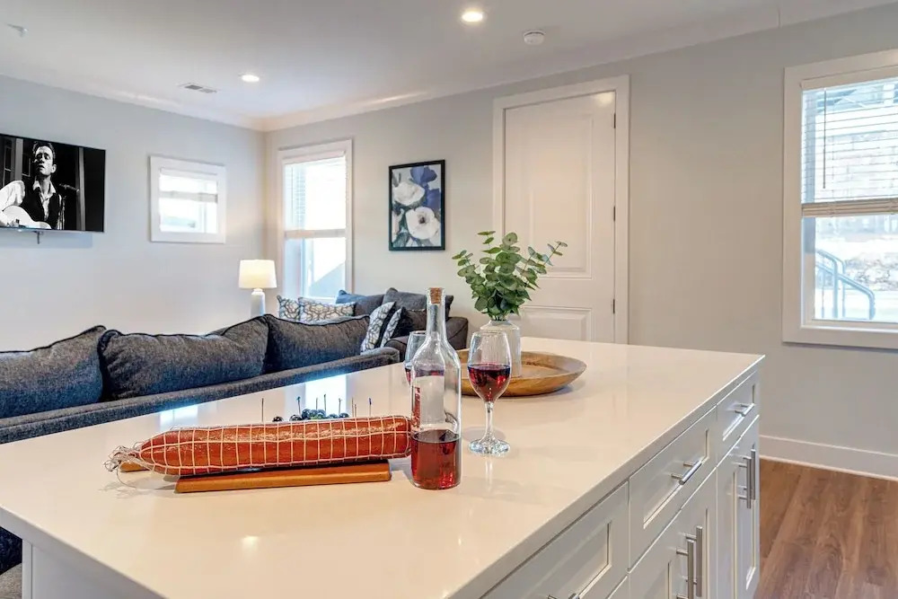 Mesmerize Melrose - Mins to Broadway - 2 Bedrooms