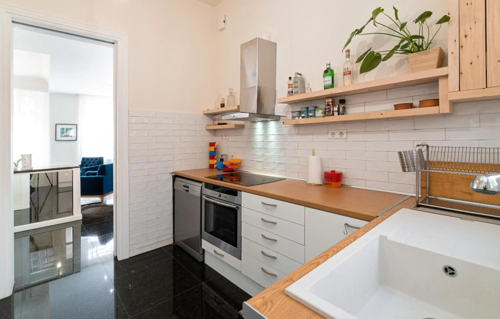 Spacious & Artistic Retro 2 Bedrooms Apt + SAUNA
