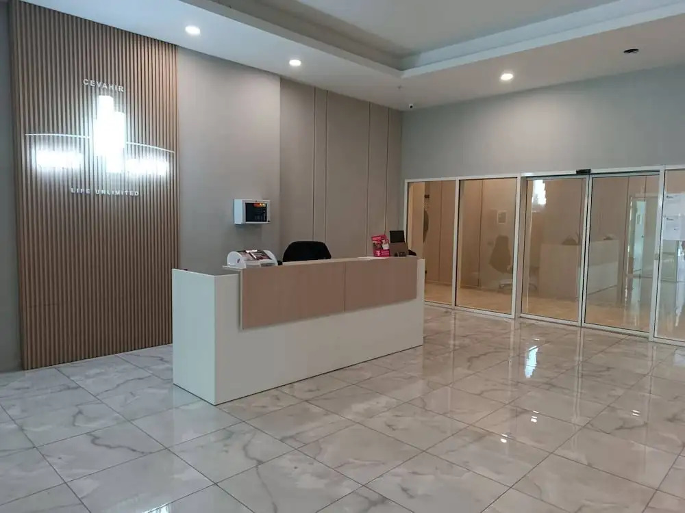 19th Floor Luxury Condo With Pool, spa & Parking