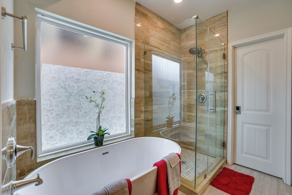 Sleek & Central! Houston Stay Near Med Center
