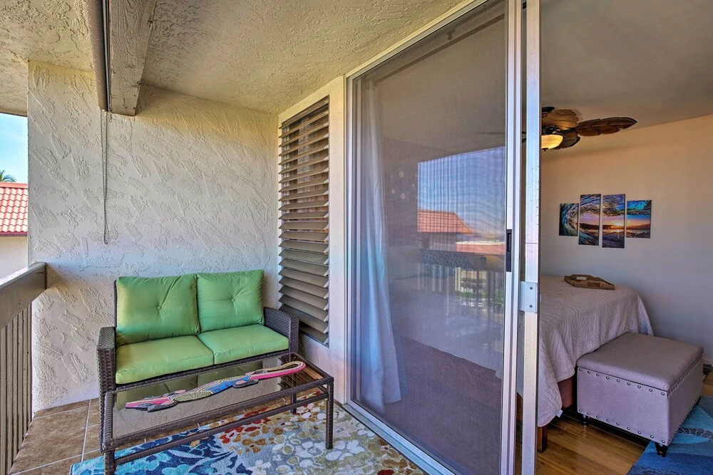 Kona Condo w/ View, Walk to Beach & Restaurants