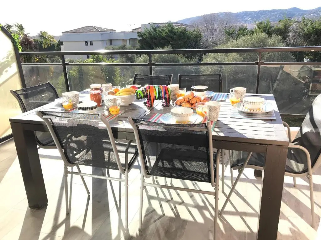 Appartement 3 pieces, refait a neuf, haut standing, piscine, mer a pieds