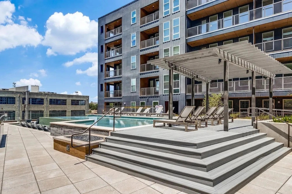 Landing Apartments near Baylor-Meadows