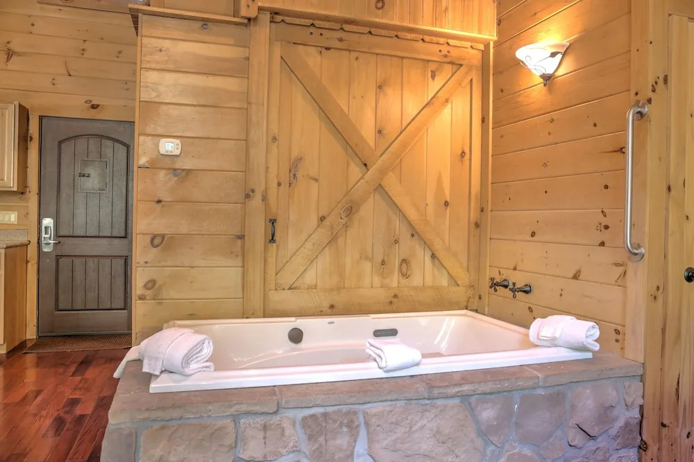 Pine Cove Lodging