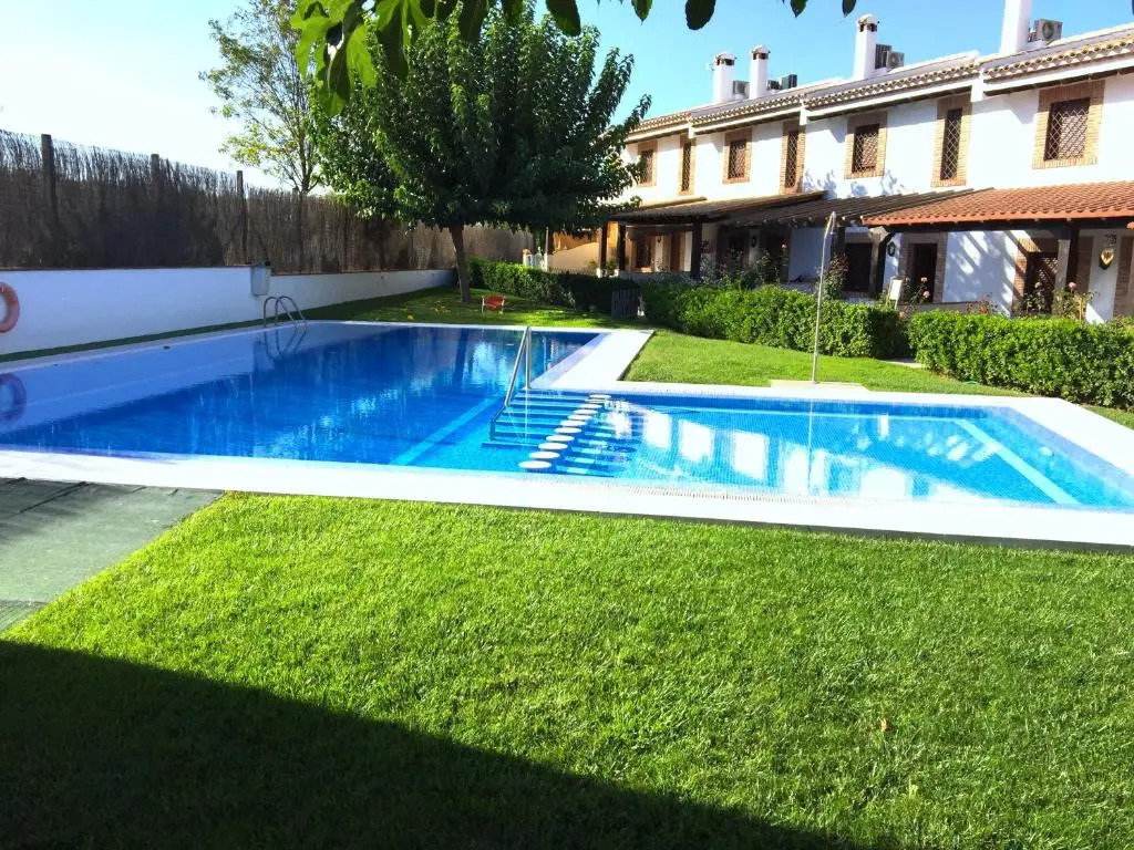Vistaluque - Casa Adosada de 3 habitaciones con Piscina y Pista de Padel