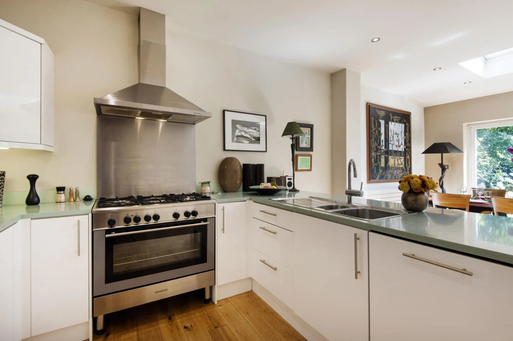 Exquisite East Acton Home Close to Shepherds Bush by Underthedoormat