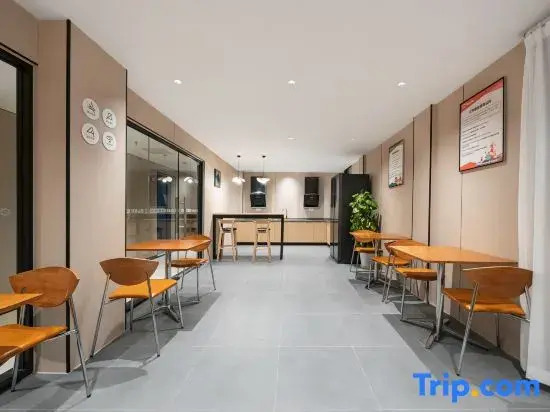 Yueshan Qihang Job-Seeking Inn (Pengpu Xincun Subway Station)
