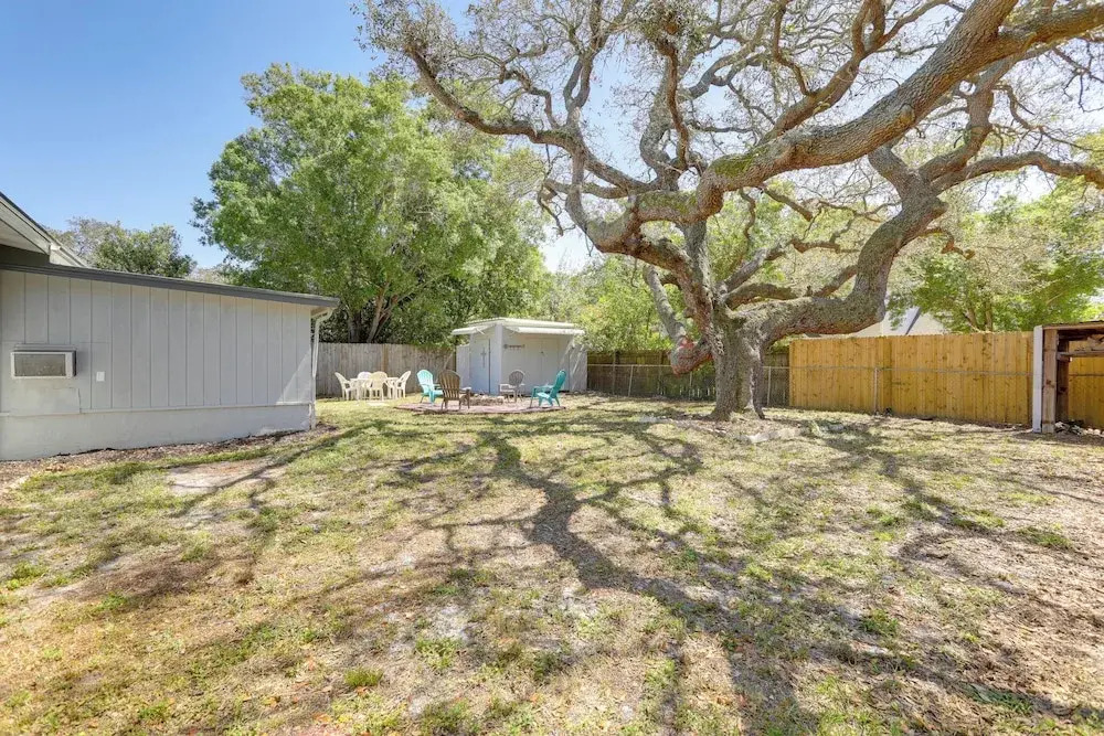 Pet-Friendly Largo Escape w/ Fire Pit