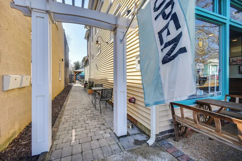 Family-friendly Main St Gloucester Apt w/ Balcony!