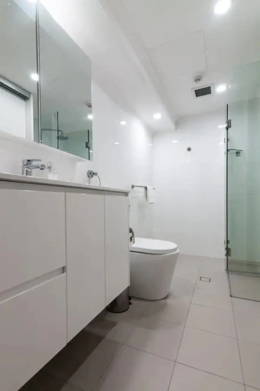 New Modern Apartment in Central Location