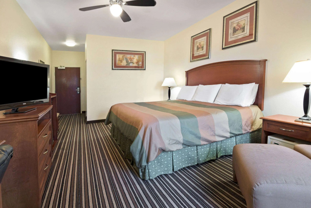 Super 8 by Wyndham Austin/Airport South