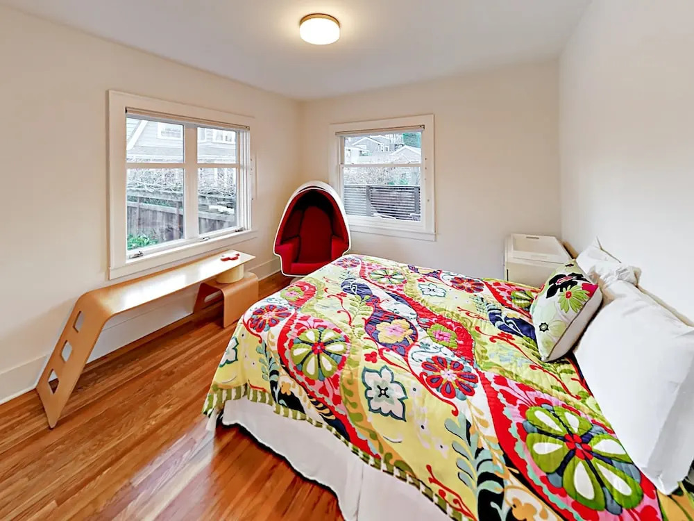 Chic Seattle Queen Anne  W/view 3 Bedroom Home