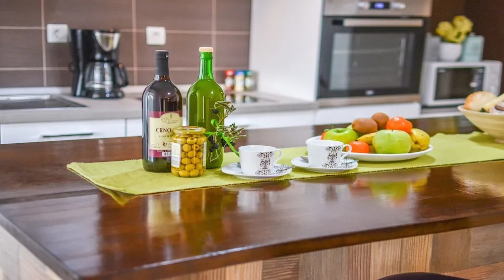 Villa Martin - Fast WiFi, Near restaurant, Fenced Yard, Pavilion, Center of Village
