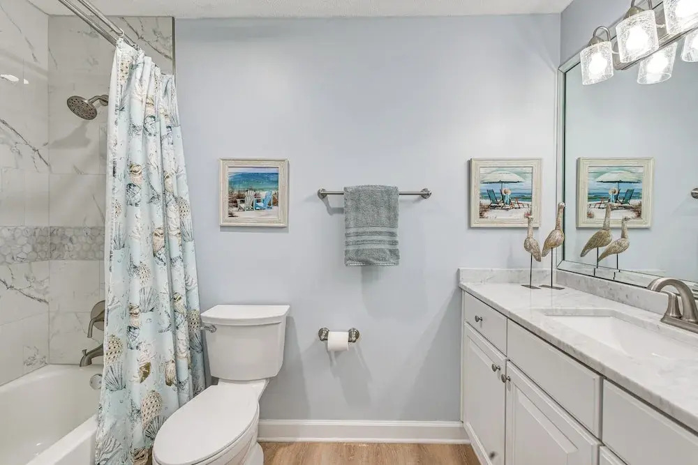 Beachy Lakefront Escape - Walk to the Shore!