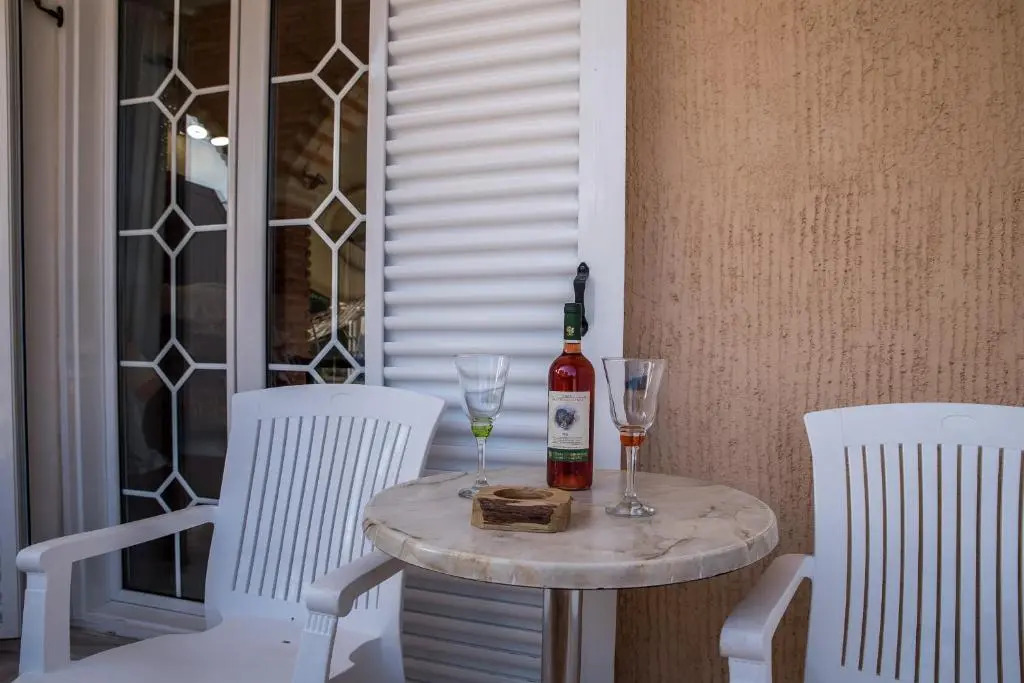 Paradise Bar Apartments