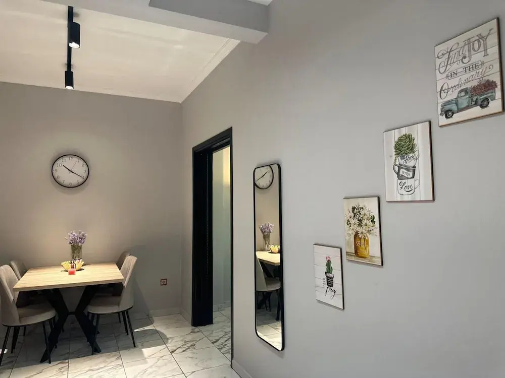 Red Roses Apartment - At083