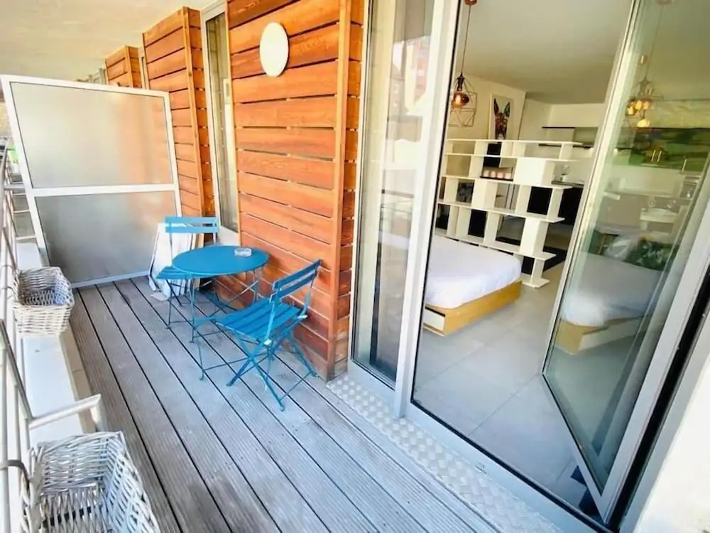 Large Studio in Center with Terrace