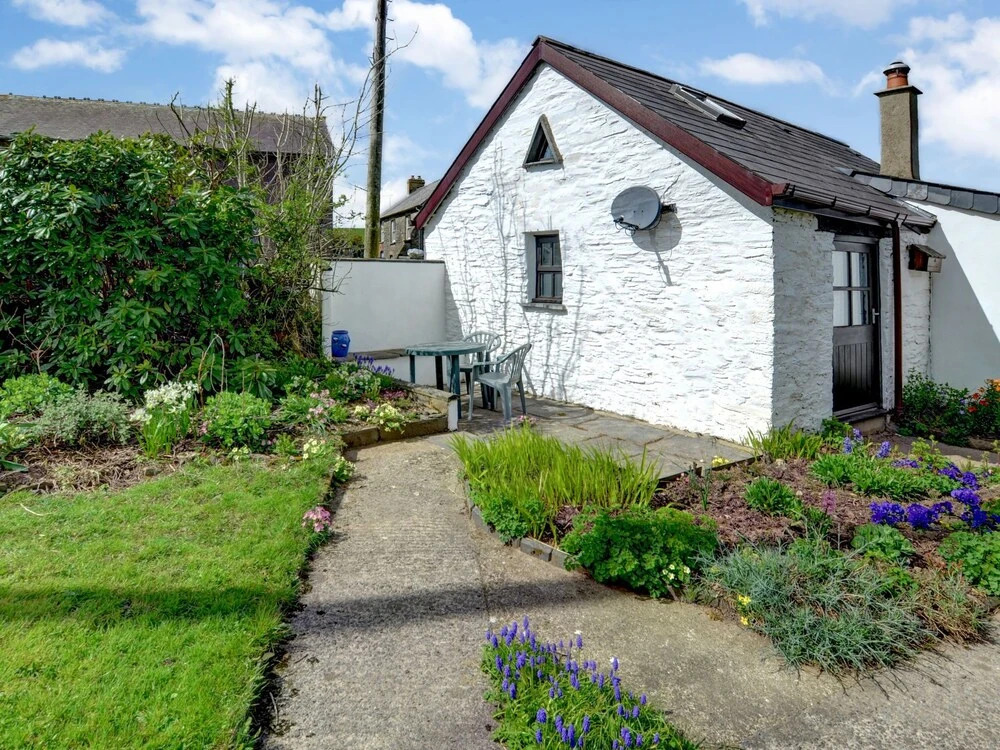 Picturesque Holiday Home in Bwlch-y-groes With Garden