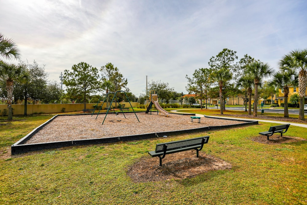 Dog-friendly Home With Shared Pool, Wifi, Central AC, and Private Washer/dryer