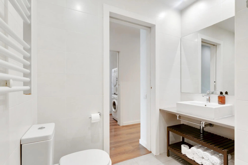 Condal in Barcelona with 3 bedrooms and 2 bathrooms