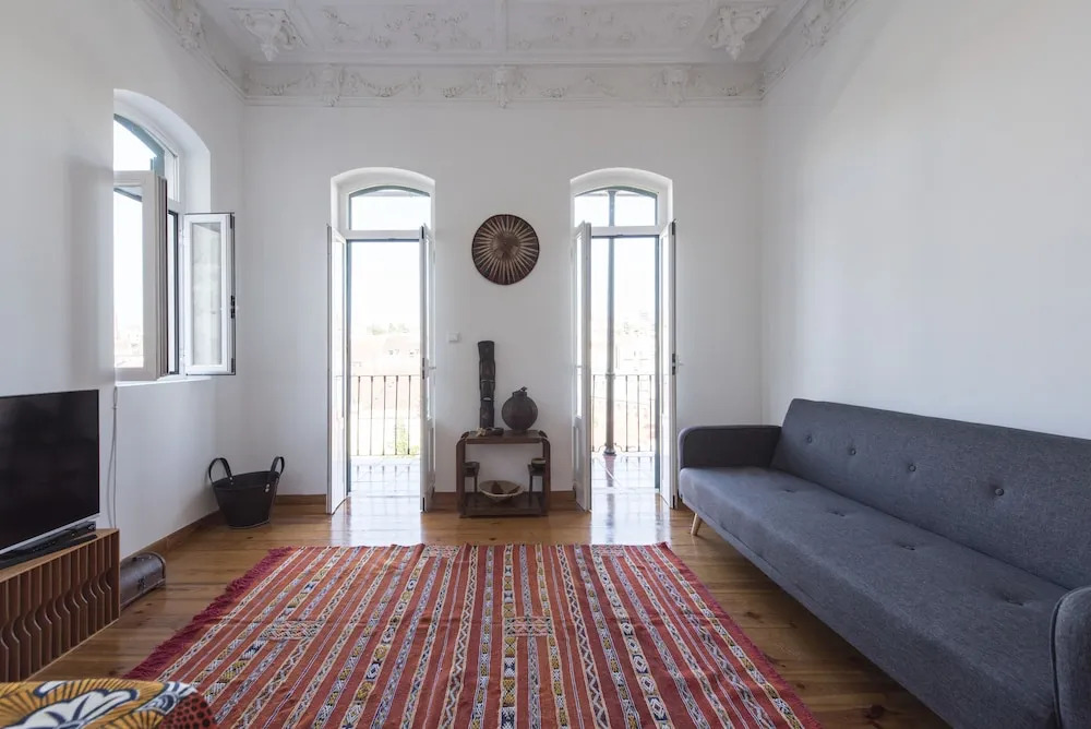 Bright and Airy Apt with balcony by LCH