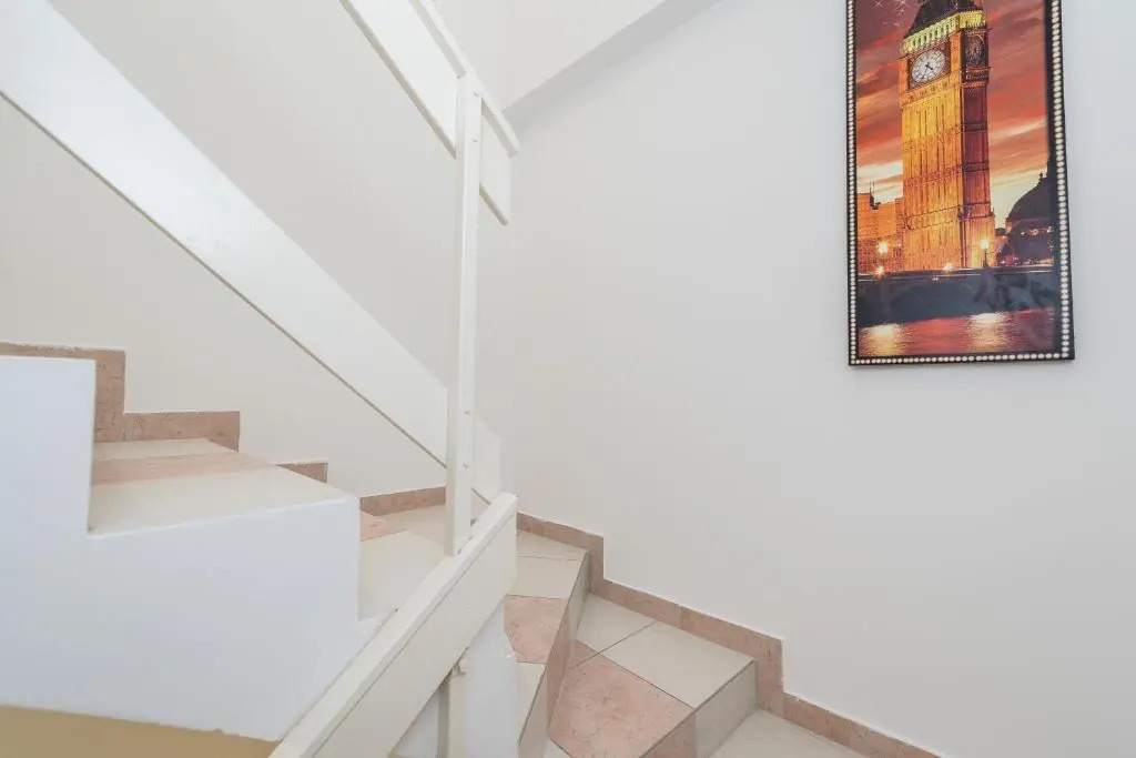 Balen city central house for 8