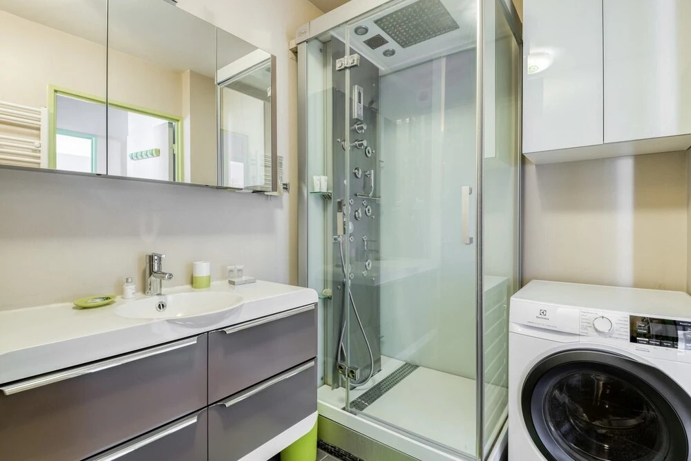 Spacious Apartment With Stunning View of Paris la Défense Fits up to 8
