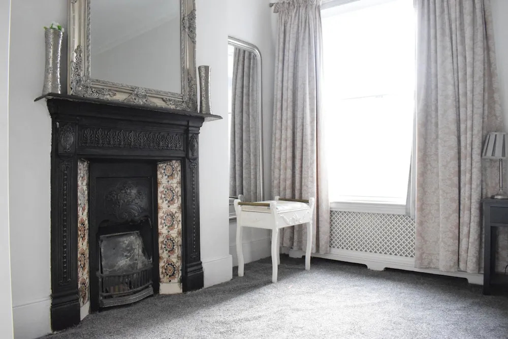 Large 2 Bedroom Garden Flat in Battersea