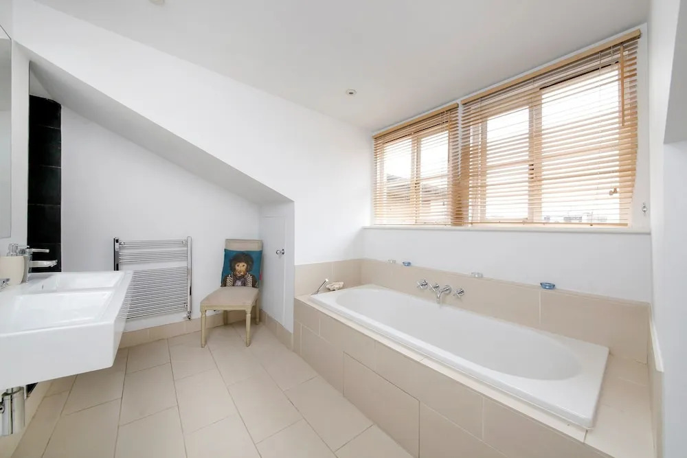 3 Bedroom Notting Hill House With Balcony