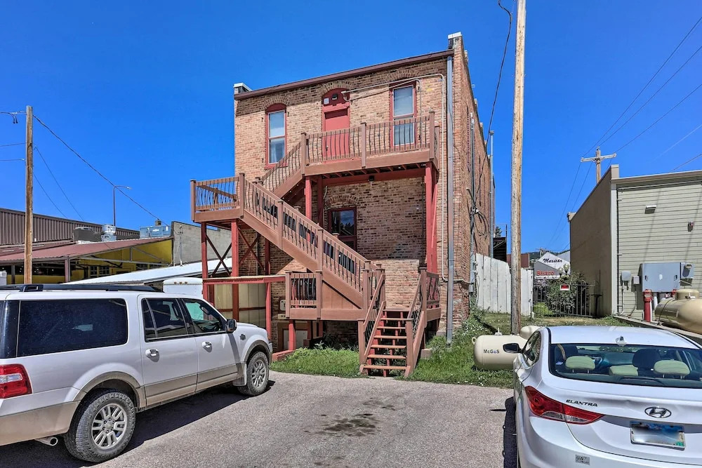 Walk to Dining, Breweries & Shops! Dtwn Custer Apt