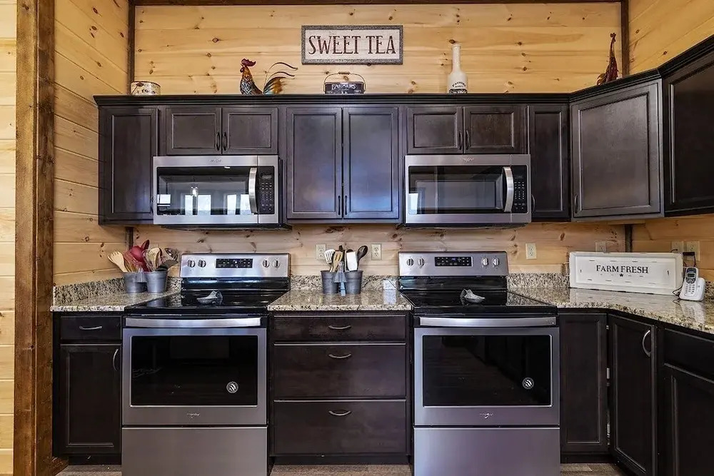 Bee Chillin Bear Inn - 7 Bedrooms, 7 Baths, Sleeps 26 7 Cabin by RedAwning