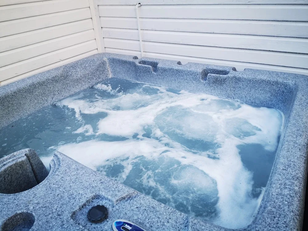 Fabulous,3 bedrooms, garden, hot tub, sleeps 8.