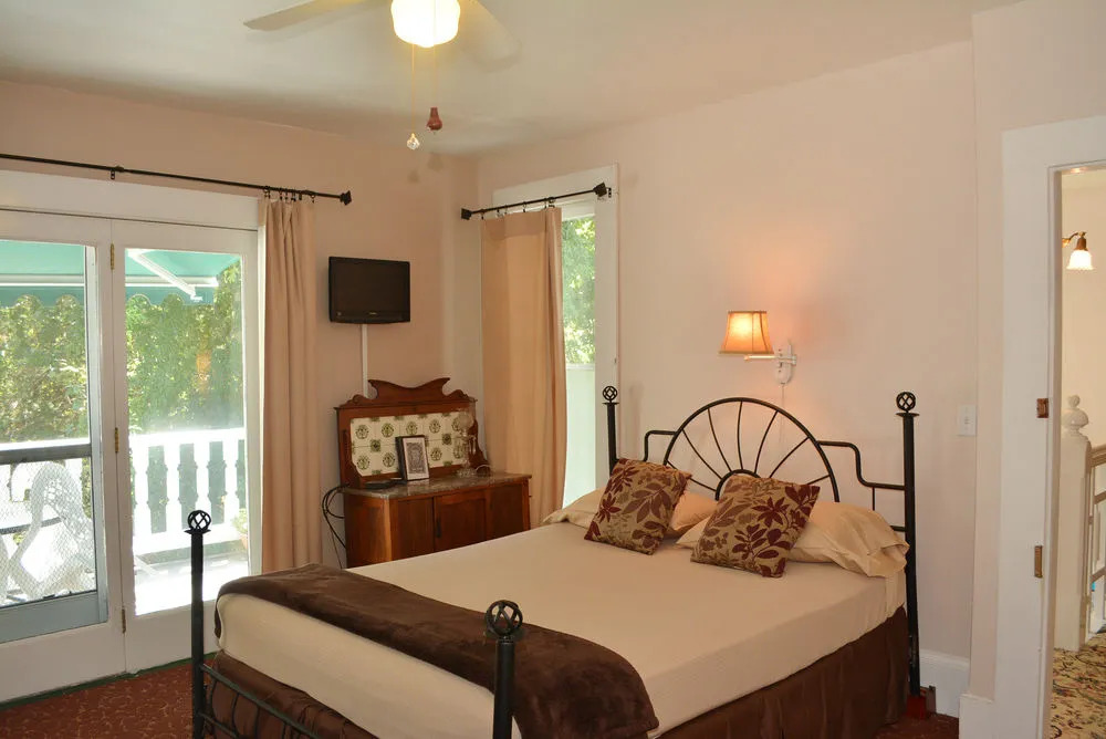 Deer Creek Inn