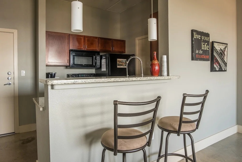 Downtown 1 BR and 2 BR Apts near Riverwalk by Frontdesk