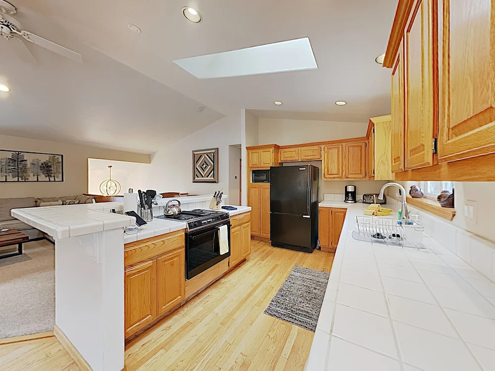 Peaceful W/ Private Hot Tub 5 Bedroom Home