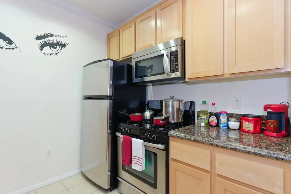 Top Downtown Location, Fast WIFI, & Free Parking! (P-1)